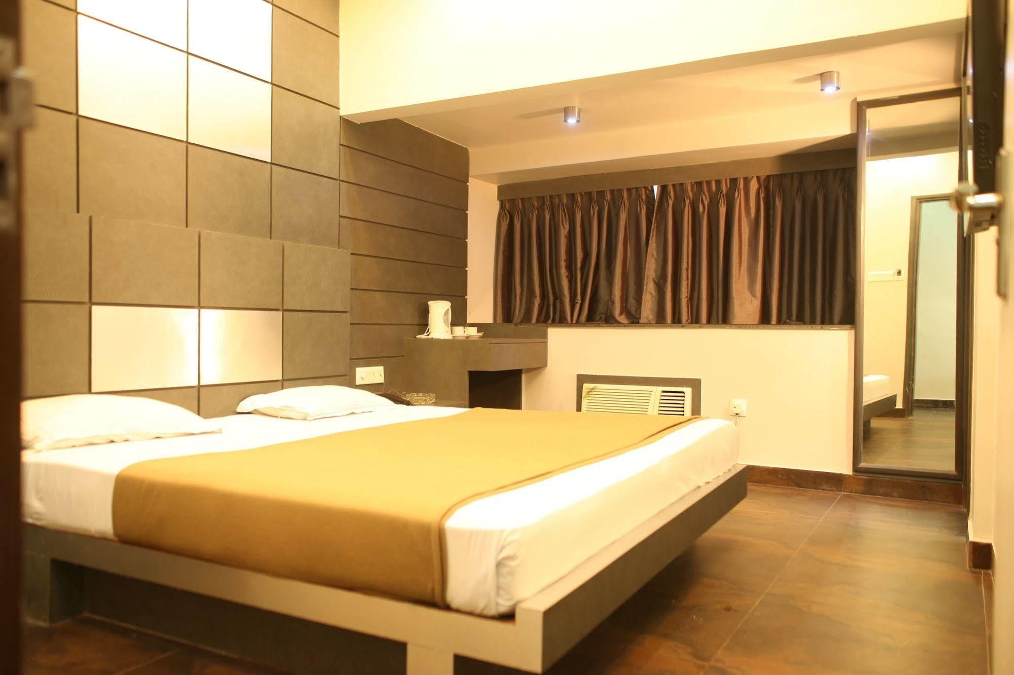 Hotel Trimoorti Kolkata Exterior photo